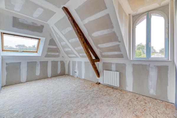 Belle brique et silex, rénovation soignée, de grande qualité, calme, terrain plat