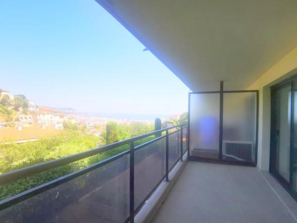 AVENUE ESTIENNE D'ORVES : 2 PIECES AVEC TERRASSE VUE MER