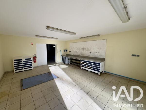 Murs commerciaux  à vendre 830 m² La Couronne