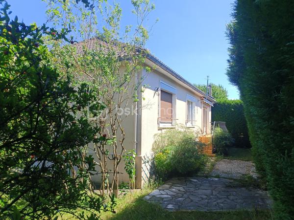 Dans un environnement résidentiel calme et recherché de Paron, à proximité immédiate des écoles, commerces et transports, et à seulement quelques minutes de la gare de Sens, découvrez cette maison individuelle offrant un cadre de vie agréable et évolutif.

Édifiée sur une parcelle arborée de 524 m², elle développe 89 m² habitables parfaitement fonctionnels. Dès l’entrée, un couloir distribue l’ensemble des espaces. Le séjour, lumineux et convivial, bénéficie d’une ouverture directe sur le jardin grâce à une porte-fenêtre, créant une belle continuité entre intérieur et extérieur. L’ensemble propose également une cuisine séparée, trois chambres, une salle de bains ainsi qu’un WC indépendant.

Construite en 1974, la maison constitue une base saine offrant de réelles perspectives d’aménagement. Les volumes existants peuvent être repensés afin de créer un intérieur plus contemporain, adapté à vos envies et à votre mode de vie. Un bien idéal pour ceux qui souhaitent façonner un logement à leur image.

Un sous-sol total complète l’ensemble. Accessible depuis l’intérieur et depuis l’extérieur via une porte de garage, il se compose d'une grande pièce ainsi qu’une pièce actuellement utilisée en cave et cellier. Les petites ouvertures existantes apportent un éclairage naturel appréciable, renforçant l’intérêt et la polyvalence de ce niveau.

Les prestations comprennent un chauffage au gaz de ville, une cheminée, des menuiseries PVC double vitrage ainsi qu’un raccordement au réseau d’assainissement collectif.

L’ensemble se situe dans une rue peu passante, offrant un environnement paisible tout en restant proche de toutes les commodités essentielles du quotidien.

Une maison évolutive, aux volumes à repenser, offrant un véritable potentiel dans un secteur recherché de Paron. Une opportunité rare à découvrir rapidement.