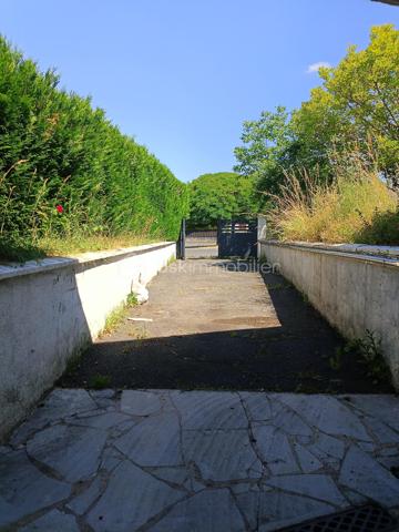 Dans un environnement résidentiel calme et recherché de Paron, à proximité immédiate des écoles, commerces et transports, et à seulement quelques minutes de la gare de Sens, découvrez cette maison individuelle offrant un cadre de vie agréable et évolutif.

Édifiée sur une parcelle arborée de 524 m², elle développe 89 m² habitables parfaitement fonctionnels. Dès l’entrée, un couloir distribue l’ensemble des espaces. Le séjour, lumineux et convivial, bénéficie d’une ouverture directe sur le jardin grâce à une porte-fenêtre, créant une belle continuité entre intérieur et extérieur. L’ensemble propose également une cuisine séparée, trois chambres, une salle de bains ainsi qu’un WC indépendant.

Construite en 1974, la maison constitue une base saine offrant de réelles perspectives d’aménagement. Les volumes existants peuvent être repensés afin de créer un intérieur plus contemporain, adapté à vos envies et à votre mode de vie. Un bien idéal pour ceux qui souhaitent façonner un logement à leur image.

Un sous-sol total complète l’ensemble. Accessible depuis l’intérieur et depuis l’extérieur via une porte de garage, il se compose d'une grande pièce ainsi qu’une pièce actuellement utilisée en cave et cellier. Les petites ouvertures existantes apportent un éclairage naturel appréciable, renforçant l’intérêt et la polyvalence de ce niveau.

Les prestations comprennent un chauffage au gaz de ville, une cheminée, des menuiseries PVC double vitrage ainsi qu’un raccordement au réseau d’assainissement collectif.

L’ensemble se situe dans une rue peu passante, offrant un environnement paisible tout en restant proche de toutes les commodités essentielles du quotidien.

Une maison évolutive, aux volumes à repenser, offrant un véritable potentiel dans un secteur recherché de Paron. Une opportunité rare à découvrir rapidement.