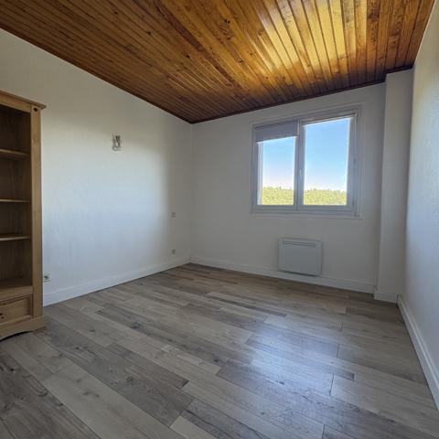 Appartement
         5 pièces
        - 85 m² 225 000 € *