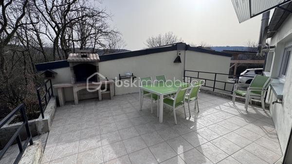 🏘️ Maison familiale avec vue exceptionnelle et dépendances 🏘️ 

🌳🌳Dans un cadre calme et verdoyant, découvrez cette maison de caractère de 180 m²🌳🌳 

👉🏿Dès l'entrée nous serons charmés par:

-Salon / salle à manger avec poêle à bois 11 kW
-Cuisine équipée
-Petit salon ou coin bureau avec poêle à pellets
-Buanderie
-Dressing
-Salle de douche
-WC 

👉🏿Au 1er étage:

-Chambre avec rangements (16m²)
-Une suite parentale comprenant un grand dressing et salle de bain (20m²)

👉🏿Au second étage:

- 2 chambres (16 m² et 20 m²)


➕Dépendances et extérieurs:

-salle de musique 50 m² chauffée avec panneaux solaires pouvant être transformée en Airbnb pour un complément de revenus non négligeable
-atelier + scierie équipée
-caves avec puits et pompe alimentant plusieurs équipements
-terrasse aménagée avec barbecue
-parking avec carport photovoltaïque

🪴🌳Ce n'est pas fini, découvrez encore 🌳🪴

-verger de 350 m²
-bois de 600 m²
-plusieurs coins jardins
-abri en béton
-surface totale du terrain comprenant la maison 3006 m²

🔥Les plus qui font la différence 🔥

-toiture récente
-marquise fait main
-pompe à chaleur + poêles
-réserve de bois
-fenêtres anti-bruit PVC

Multiples possibilités pour cette jolie demeure tel que:
-chambres d'hôtes
-airbnb
-projets touristique 
✅DPE C

📞 Contactez moi pour une visite 06.61.83.67.94 📞