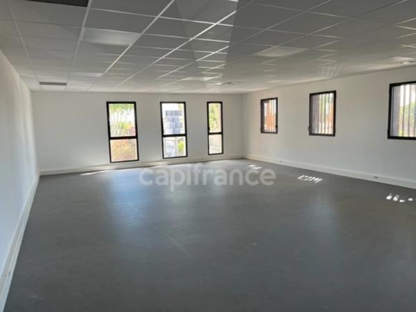 GARD (30) AIGUES−MORTES (30220) Local/bureau 77 m 2 à louer immeuble 2022 Pôle constance avec ascenseur et parking.