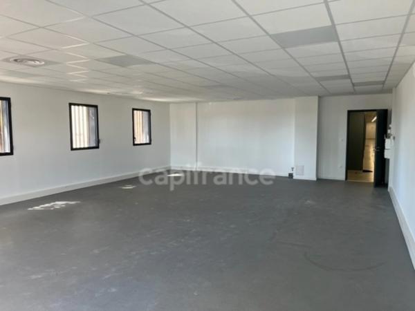 GARD (30) AIGUES−MORTES (30220) Local/bureau 77 m 2 à louer immeuble 2022 Pôle constance avec ascenseur et parking.