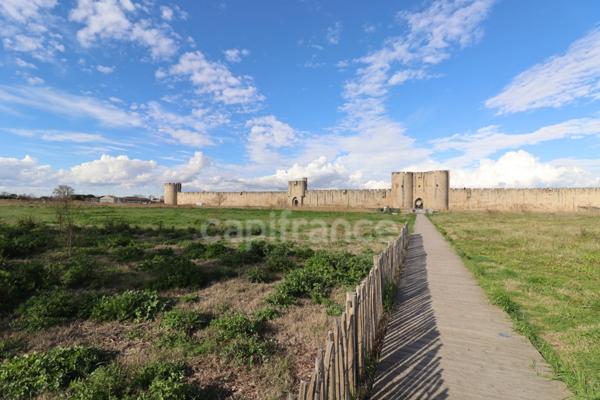 GARD (30) AIGUES−MORTES (30220) Local/bureau 77 m 2 à louer immeuble 2022 Pôle constance avec ascenseur et parking.