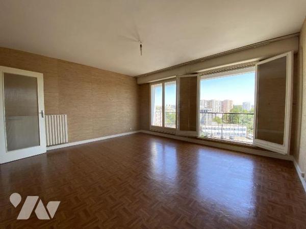 Secteur Bellevue - À proximité immédiate des facultés, découvrez cet appartement situé au 6 éta...