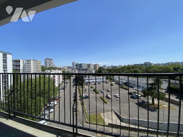 Secteur Bellevue - À proximité immédiate des facultés, découvrez cet appartement situé au 6 éta...