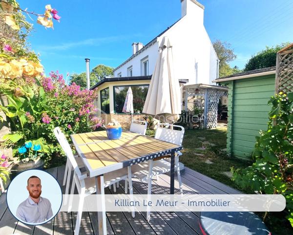 BSK IMMOBILIER 

Idéalement située, au calme et à proximité de toutes les commodités (1 minute du lycée, 4 minutes du centre de Pont-l’Abbé, 8 minutes de Loctudy).

Charmante maison de ville très bien entretenue et spacieuse, non mitoyenne, comprenant :
• Rez-de-chaussée : une grande entrée, un salon-séjour de plus de 50 m² donnant sur un joli jardin, une cuisine aménagée et équipée, un WC. 
• Étage 1 : 3 chambres, une salle d’eau, un WC séparé ainsi qu’un bureau. 
• Étage 2 : un grenier aménagé d’une surface d’environ 40 m² habitables. 

La maison dispose d’un garage d’environ 40 m², d’un cabanon et d’un petit atelier.
Le tout sur une parcelle d’environ 500 m².

✅ Vous serez séduit par :
• Environnement calme 
• Proximité immédiate des commodités (commerces, écoles, bus…) 
• Aucun travaux à prévoir 
• Poêle à granulés 
• Jardin et garage 

✅ Points techniques :
• Double vitrage 
• Tout-à-l’égout 
• DPE : D

--- --- --- --- --- --- --- --- --- --- --- --- --- --- --- --- --- --- --- --- 
⭐ACCOMPAGNEMENT SUR MESURE
Vous souhaitez vendre votre bien ?
Contactez-moi. Evaluation OFFERTE sous 48h !

⭐VENTE IMMOBILIÈRE – Finistère Sud
Échangeons sur votre projet pour définir la meilleure stratégie de vente.

⭐APPORTEURS D'AFFAIRES
Vous connaissez quelqu'un qui souhaite vendre ?
Contactez-moi. Rémunération attractive !
--- --- --- --- --- --- --- --- --- --- --- --- --- --- --- --- --- --- --- ---