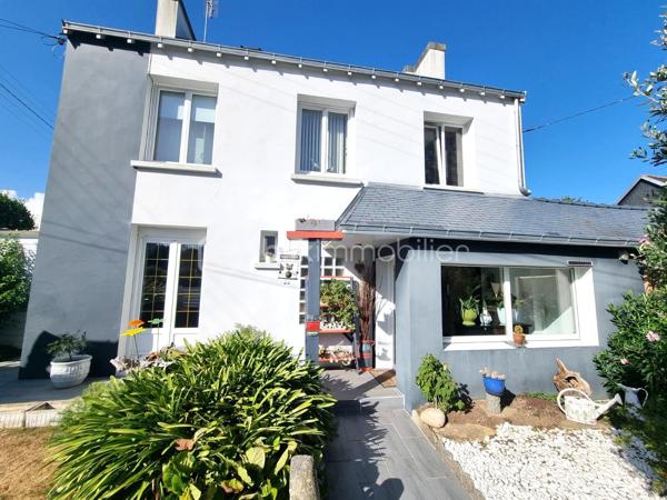 BSK IMMOBILIER 

Idéalement située, au calme et à proximité de toutes les commodités (1 minute du lycée, 4 minutes du centre de Pont-l’Abbé, 8 minutes de Loctudy).

Charmante maison de ville très bien entretenue et spacieuse, non mitoyenne, comprenant :
• Rez-de-chaussée : une grande entrée, un salon-séjour de plus de 50 m² donnant sur un joli jardin, une cuisine aménagée et équipée, un WC. 
• Étage 1 : 3 chambres, une salle d’eau, un WC séparé ainsi qu’un bureau. 
• Étage 2 : un grenier aménagé d’une surface d’environ 40 m² habitables. 

La maison dispose d’un garage d’environ 40 m², d’un cabanon et d’un petit atelier.
Le tout sur une parcelle d’environ 500 m².

✅ Vous serez séduit par :
• Environnement calme 
• Proximité immédiate des commodités (commerces, écoles, bus…) 
• Aucun travaux à prévoir 
• Poêle à granulés 
• Jardin et garage 

✅ Points techniques :
• Double vitrage 
• Tout-à-l’égout 
• DPE : D

--- --- --- --- --- --- --- --- --- --- --- --- --- --- --- --- --- --- --- --- 
⭐ACCOMPAGNEMENT SUR MESURE
Vous souhaitez vendre votre bien ?
Contactez-moi. Evaluation OFFERTE sous 48h !

⭐VENTE IMMOBILIÈRE – Finistère Sud
Échangeons sur votre projet pour définir la meilleure stratégie de vente.

⭐APPORTEURS D'AFFAIRES
Vous connaissez quelqu'un qui souhaite vendre ?
Contactez-moi. Rémunération attractive !
--- --- --- --- --- --- --- --- --- --- --- --- --- --- --- --- --- --- --- ---