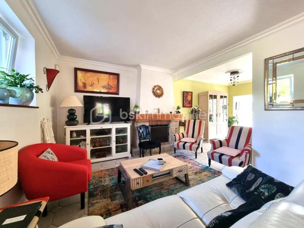 BSK IMMOBILIER 

Idéalement située, au calme et à proximité de toutes les commodités (1 minute du lycée, 4 minutes du centre de Pont-l’Abbé, 8 minutes de Loctudy).

Charmante maison de ville très bien entretenue et spacieuse, non mitoyenne, comprenant :
• Rez-de-chaussée : une grande entrée, un salon-séjour de plus de 50 m² donnant sur un joli jardin, une cuisine aménagée et équipée, un WC. 
• Étage 1 : 3 chambres, une salle d’eau, un WC séparé ainsi qu’un bureau. 
• Étage 2 : un grenier aménagé d’une surface d’environ 40 m² habitables. 

La maison dispose d’un garage d’environ 40 m², d’un cabanon et d’un petit atelier.
Le tout sur une parcelle d’environ 500 m².

✅ Vous serez séduit par :
• Environnement calme 
• Proximité immédiate des commodités (commerces, écoles, bus…) 
• Aucun travaux à prévoir 
• Poêle à granulés 
• Jardin et garage 

✅ Points techniques :
• Double vitrage 
• Tout-à-l’égout 
• DPE : D

--- --- --- --- --- --- --- --- --- --- --- --- --- --- --- --- --- --- --- --- 
⭐ACCOMPAGNEMENT SUR MESURE
Vous souhaitez vendre votre bien ?
Contactez-moi. Evaluation OFFERTE sous 48h !

⭐VENTE IMMOBILIÈRE – Finistère Sud
Échangeons sur votre projet pour définir la meilleure stratégie de vente.

⭐APPORTEURS D'AFFAIRES
Vous connaissez quelqu'un qui souhaite vendre ?
Contactez-moi. Rémunération attractive !
--- --- --- --- --- --- --- --- --- --- --- --- --- --- --- --- --- --- --- ---