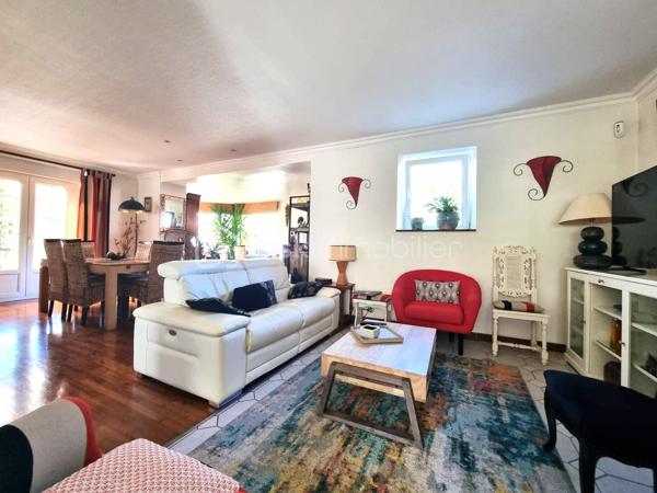 BSK IMMOBILIER 

Idéalement située, au calme et à proximité de toutes les commodités (1 minute du lycée, 4 minutes du centre de Pont-l’Abbé, 8 minutes de Loctudy).

Charmante maison de ville très bien entretenue et spacieuse, non mitoyenne, comprenant :
• Rez-de-chaussée : une grande entrée, un salon-séjour de plus de 50 m² donnant sur un joli jardin, une cuisine aménagée et équipée, un WC. 
• Étage 1 : 3 chambres, une salle d’eau, un WC séparé ainsi qu’un bureau. 
• Étage 2 : un grenier aménagé d’une surface d’environ 40 m² habitables. 

La maison dispose d’un garage d’environ 40 m², d’un cabanon et d’un petit atelier.
Le tout sur une parcelle d’environ 500 m².

✅ Vous serez séduit par :
• Environnement calme 
• Proximité immédiate des commodités (commerces, écoles, bus…) 
• Aucun travaux à prévoir 
• Poêle à granulés 
• Jardin et garage 

✅ Points techniques :
• Double vitrage 
• Tout-à-l’égout 
• DPE : D

--- --- --- --- --- --- --- --- --- --- --- --- --- --- --- --- --- --- --- --- 
⭐ACCOMPAGNEMENT SUR MESURE
Vous souhaitez vendre votre bien ?
Contactez-moi. Evaluation OFFERTE sous 48h !

⭐VENTE IMMOBILIÈRE – Finistère Sud
Échangeons sur votre projet pour définir la meilleure stratégie de vente.

⭐APPORTEURS D'AFFAIRES
Vous connaissez quelqu'un qui souhaite vendre ?
Contactez-moi. Rémunération attractive !
--- --- --- --- --- --- --- --- --- --- --- --- --- --- --- --- --- --- --- ---