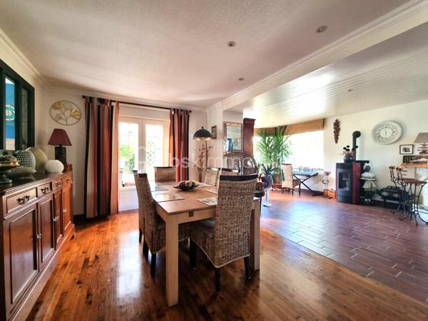 BSK IMMOBILIER 

Idéalement située, au calme et à proximité de toutes les commodités (1 minute du lycée, 4 minutes du centre de Pont-l’Abbé, 8 minutes de Loctudy).

Charmante maison de ville très bien entretenue et spacieuse, non mitoyenne, comprenant :
• Rez-de-chaussée : une grande entrée, un salon-séjour de plus de 50 m² donnant sur un joli jardin, une cuisine aménagée et équipée, un WC. 
• Étage 1 : 3 chambres, une salle d’eau, un WC séparé ainsi qu’un bureau. 
• Étage 2 : un grenier aménagé d’une surface d’environ 40 m² habitables. 

La maison dispose d’un garage d’environ 40 m², d’un cabanon et d’un petit atelier.
Le tout sur une parcelle d’environ 500 m².

✅ Vous serez séduit par :
• Environnement calme 
• Proximité immédiate des commodités (commerces, écoles, bus…) 
• Aucun travaux à prévoir 
• Poêle à granulés 
• Jardin et garage 

✅ Points techniques :
• Double vitrage 
• Tout-à-l’égout 
• DPE : D

--- --- --- --- --- --- --- --- --- --- --- --- --- --- --- --- --- --- --- --- 
⭐ACCOMPAGNEMENT SUR MESURE
Vous souhaitez vendre votre bien ?
Contactez-moi. Evaluation OFFERTE sous 48h !

⭐VENTE IMMOBILIÈRE – Finistère Sud
Échangeons sur votre projet pour définir la meilleure stratégie de vente.

⭐APPORTEURS D'AFFAIRES
Vous connaissez quelqu'un qui souhaite vendre ?
Contactez-moi. Rémunération attractive !
--- --- --- --- --- --- --- --- --- --- --- --- --- --- --- --- --- --- --- ---