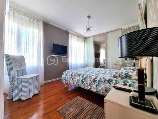 BSK IMMOBILIER 

Idéalement située, au calme et à proximité de toutes les commodités (1 minute du lycée, 4 minutes du centre de Pont-l’Abbé, 8 minutes de Loctudy).

Charmante maison de ville très bien entretenue et spacieuse, non mitoyenne, comprenant :
• Rez-de-chaussée : une grande entrée, un salon-séjour de plus de 50 m² donnant sur un joli jardin, une cuisine aménagée et équipée, un WC. 
• Étage 1 : 3 chambres, une salle d’eau, un WC séparé ainsi qu’un bureau. 
• Étage 2 : un grenier aménagé d’une surface d’environ 40 m² habitables. 

La maison dispose d’un garage d’environ 40 m², d’un cabanon et d’un petit atelier.
Le tout sur une parcelle d’environ 500 m².

✅ Vous serez séduit par :
• Environnement calme 
• Proximité immédiate des commodités (commerces, écoles, bus…) 
• Aucun travaux à prévoir 
• Poêle à granulés 
• Jardin et garage 

✅ Points techniques :
• Double vitrage 
• Tout-à-l’égout 
• DPE : D

--- --- --- --- --- --- --- --- --- --- --- --- --- --- --- --- --- --- --- --- 
⭐ACCOMPAGNEMENT SUR MESURE
Vous souhaitez vendre votre bien ?
Contactez-moi. Evaluation OFFERTE sous 48h !

⭐VENTE IMMOBILIÈRE – Finistère Sud
Échangeons sur votre projet pour définir la meilleure stratégie de vente.

⭐APPORTEURS D'AFFAIRES
Vous connaissez quelqu'un qui souhaite vendre ?
Contactez-moi. Rémunération attractive !
--- --- --- --- --- --- --- --- --- --- --- --- --- --- --- --- --- --- --- ---
