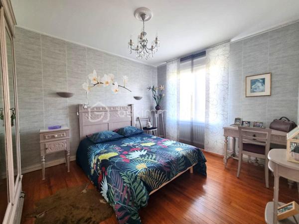 BSK IMMOBILIER 

Idéalement située, au calme et à proximité de toutes les commodités (1 minute du lycée, 4 minutes du centre de Pont-l’Abbé, 8 minutes de Loctudy).

Charmante maison de ville très bien entretenue et spacieuse, non mitoyenne, comprenant :
• Rez-de-chaussée : une grande entrée, un salon-séjour de plus de 50 m² donnant sur un joli jardin, une cuisine aménagée et équipée, un WC. 
• Étage 1 : 3 chambres, une salle d’eau, un WC séparé ainsi qu’un bureau. 
• Étage 2 : un grenier aménagé d’une surface d’environ 40 m² habitables. 

La maison dispose d’un garage d’environ 40 m², d’un cabanon et d’un petit atelier.
Le tout sur une parcelle d’environ 500 m².

✅ Vous serez séduit par :
• Environnement calme 
• Proximité immédiate des commodités (commerces, écoles, bus…) 
• Aucun travaux à prévoir 
• Poêle à granulés 
• Jardin et garage 

✅ Points techniques :
• Double vitrage 
• Tout-à-l’égout 
• DPE : D

--- --- --- --- --- --- --- --- --- --- --- --- --- --- --- --- --- --- --- --- 
⭐ACCOMPAGNEMENT SUR MESURE
Vous souhaitez vendre votre bien ?
Contactez-moi. Evaluation OFFERTE sous 48h !

⭐VENTE IMMOBILIÈRE – Finistère Sud
Échangeons sur votre projet pour définir la meilleure stratégie de vente.

⭐APPORTEURS D'AFFAIRES
Vous connaissez quelqu'un qui souhaite vendre ?
Contactez-moi. Rémunération attractive !
--- --- --- --- --- --- --- --- --- --- --- --- --- --- --- --- --- --- --- ---