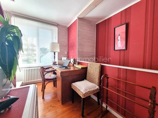 BSK IMMOBILIER 

Idéalement située, au calme et à proximité de toutes les commodités (1 minute du lycée, 4 minutes du centre de Pont-l’Abbé, 8 minutes de Loctudy).

Charmante maison de ville très bien entretenue et spacieuse, non mitoyenne, comprenant :
• Rez-de-chaussée : une grande entrée, un salon-séjour de plus de 50 m² donnant sur un joli jardin, une cuisine aménagée et équipée, un WC. 
• Étage 1 : 3 chambres, une salle d’eau, un WC séparé ainsi qu’un bureau. 
• Étage 2 : un grenier aménagé d’une surface d’environ 40 m² habitables. 

La maison dispose d’un garage d’environ 40 m², d’un cabanon et d’un petit atelier.
Le tout sur une parcelle d’environ 500 m².

✅ Vous serez séduit par :
• Environnement calme 
• Proximité immédiate des commodités (commerces, écoles, bus…) 
• Aucun travaux à prévoir 
• Poêle à granulés 
• Jardin et garage 

✅ Points techniques :
• Double vitrage 
• Tout-à-l’égout 
• DPE : D

--- --- --- --- --- --- --- --- --- --- --- --- --- --- --- --- --- --- --- --- 
⭐ACCOMPAGNEMENT SUR MESURE
Vous souhaitez vendre votre bien ?
Contactez-moi. Evaluation OFFERTE sous 48h !

⭐VENTE IMMOBILIÈRE – Finistère Sud
Échangeons sur votre projet pour définir la meilleure stratégie de vente.

⭐APPORTEURS D'AFFAIRES
Vous connaissez quelqu'un qui souhaite vendre ?
Contactez-moi. Rémunération attractive !
--- --- --- --- --- --- --- --- --- --- --- --- --- --- --- --- --- --- --- ---