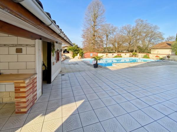 Dpt Landes (40), à vendre AIRE SUR L'ADOUR Maison landaise T5 de 130 m² habitables + 2 garages + terrasses et grande piscine sur 5209 m² de terrain, au calme