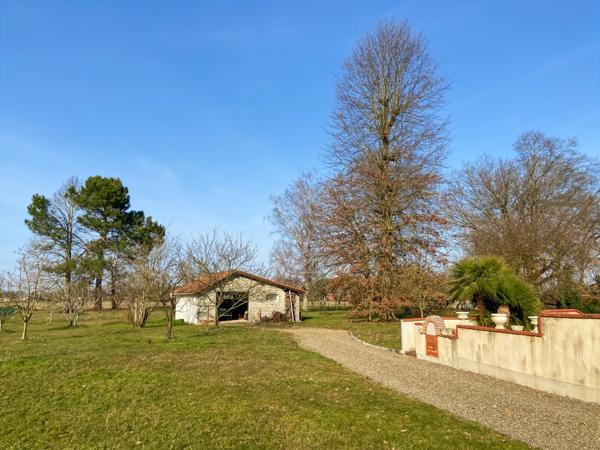 Dpt Landes (40), à vendre AIRE SUR L'ADOUR Maison landaise T5 de 130 m² habitables + 2 garages + terrasses et grande piscine sur 5209 m² de terrain, au calme