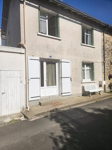 Charroux - Belle maison en ville avec trois chambres garage et cour -location ou maison de vacances Charroux