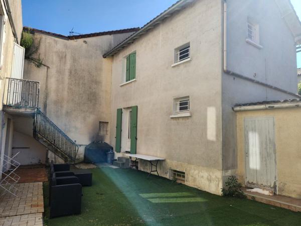 Charroux - Belle maison en ville avec trois chambres garage et cour -location ou maison de vacances Charroux