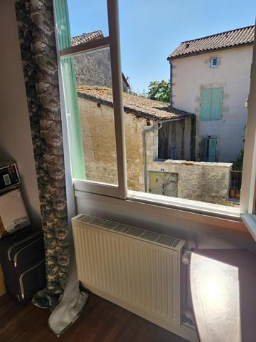 Charroux - Belle maison en ville avec trois chambres garage et cour -location ou maison de vacances Charroux