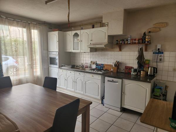 Charroux - Belle maison en ville avec trois chambres garage et cour -location ou maison de vacances Charroux