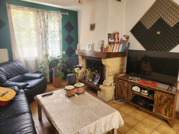 Charroux - Belle maison en ville avec trois chambres garage et cour -location ou maison de vacances Charroux