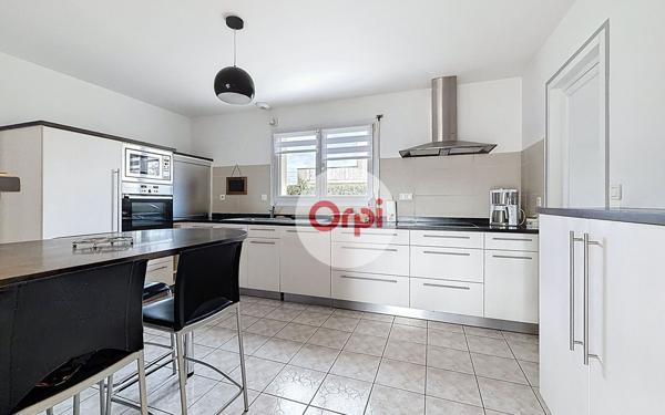 Maison à vendre    5 pièces •  Theix