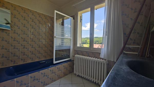 MAISON DE CHARME RENOVEE DE 110 M² HABITABLE AVEC SOUS SOL ET DOUBLE GARAGE SUR 1000 M² DE TERRAIN CLOS AU CA Beauvais (60000)