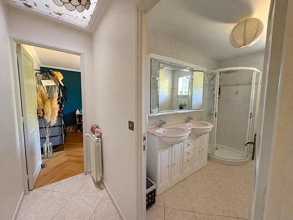 Maison de ville 6 pièces entièrement rénovée de 157m2 + T3 indépendant loué sur 3211m2 de terrain à AIRE SUR L'ADOUR (40)