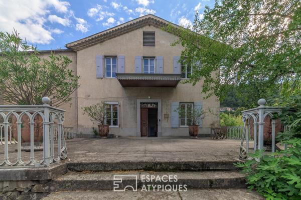 Grand appartement rénové dans un ancien moulinage avec jardin et parking – au centre ville