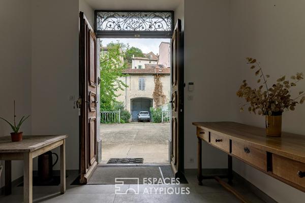 Grand appartement rénové dans un ancien moulinage avec jardin et parking – au centre ville