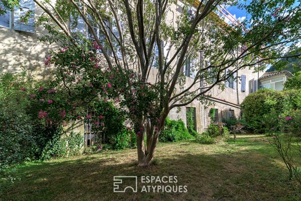 Grand appartement rénové dans un ancien moulinage avec jardin et parking – au centre ville