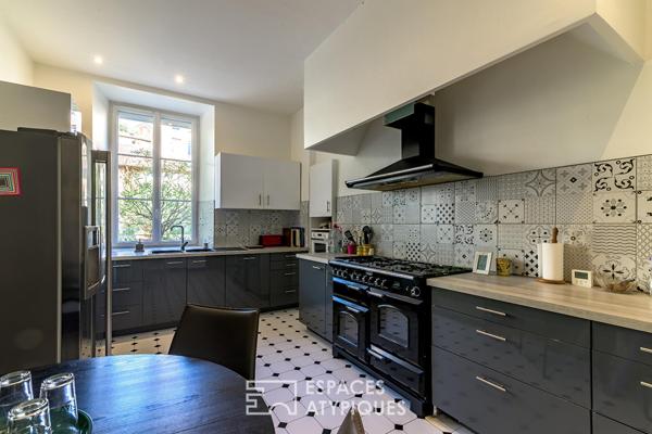 Grand appartement rénové dans un ancien moulinage avec jardin et parking – au centre ville