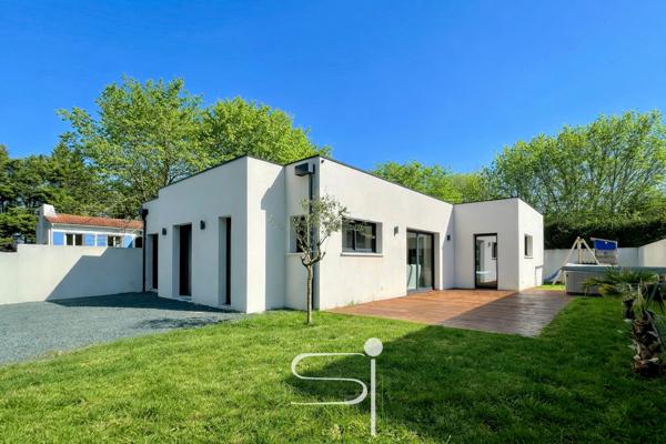 Villa
                                                                                                                                                                                                                                                                                                                        4 pièce(s)                                                                                                                                                                                                          3 chambre(s)                                                                                                                                                                                                          100  m²