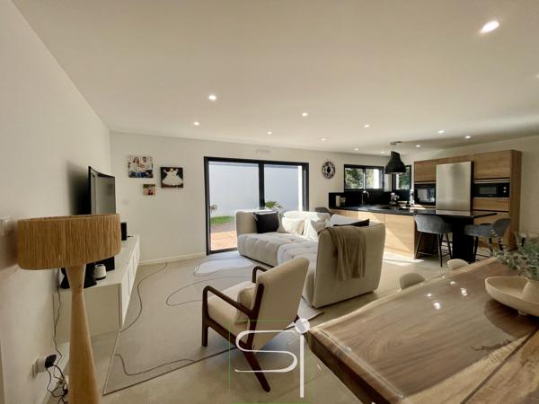 Villa
                                                                                                                                                                                                                                                                                                                        4 pièce(s)                                                                                                                                                                                                          3 chambre(s)                                                                                                                                                                                                          100  m²