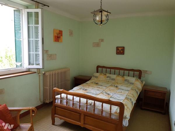 A VENDRE - POULAINES (36) - située dans un hameau,  cette  charmante maison de plain-pied vous ...