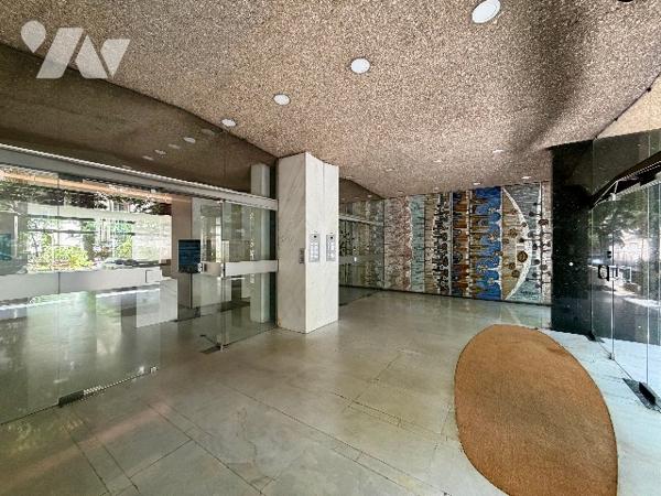 Grand Appartement familial avec extérieurs - À rénover – Étage élevé – Balcons – Parking – Cave
