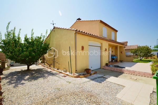 Villa T5 avec jardin et garage Saint-Laurent-de-la-Salanque – Dans un quartier résidentiel calme, découvrez cette agréable villa 4 faces de 128 m², édifiée sur un terrain arboré de 615 m². Au rez-de-chaussée, une entrée spacieuse dessert un salon-séjour lumineux avec insert et une cuisine américaine semi-équipée. Deux chambres, une salle d'eau moderne avec double vasques et un WC indépendant complètent ce niveau. Une véranda de 22 m², ouverte sur une grande terrasse plein sud, offre un bel espace de vie supplémentaire. À l'étage, un appartement indépendant de type 2, accessible par l'intérieur et l'extérieur, permettra d'accueillir famille, amis ou de générer un revenu locatif. Côté prestations : climatisation réversible, double vitrage, garage de 30 m², portails électriques, carport pour camping-car, forage et abri de jardin. Une seconde véranda abrite un jacuzzi, idéal pour les moments de détente. Une villa complète, bien entretenue et rare sur le secteur.