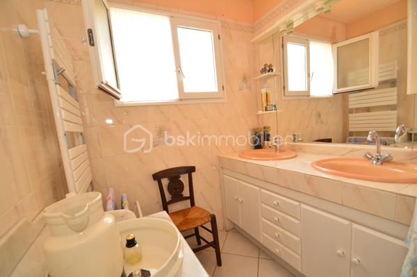 Villa T5 avec jardin et garage Saint-Laurent-de-la-Salanque – Dans un quartier résidentiel calme, découvrez cette agréable villa 4 faces de 128 m², édifiée sur un terrain arboré de 615 m². Au rez-de-chaussée, une entrée spacieuse dessert un salon-séjour lumineux avec insert et une cuisine américaine semi-équipée. Deux chambres, une salle d'eau moderne avec double vasques et un WC indépendant complètent ce niveau. Une véranda de 22 m², ouverte sur une grande terrasse plein sud, offre un bel espace de vie supplémentaire. À l'étage, un appartement indépendant de type 2, accessible par l'intérieur et l'extérieur, permettra d'accueillir famille, amis ou de générer un revenu locatif. Côté prestations : climatisation réversible, double vitrage, garage de 30 m², portails électriques, carport pour camping-car, forage et abri de jardin. Une seconde véranda abrite un jacuzzi, idéal pour les moments de détente. Une villa complète, bien entretenue et rare sur le secteur.