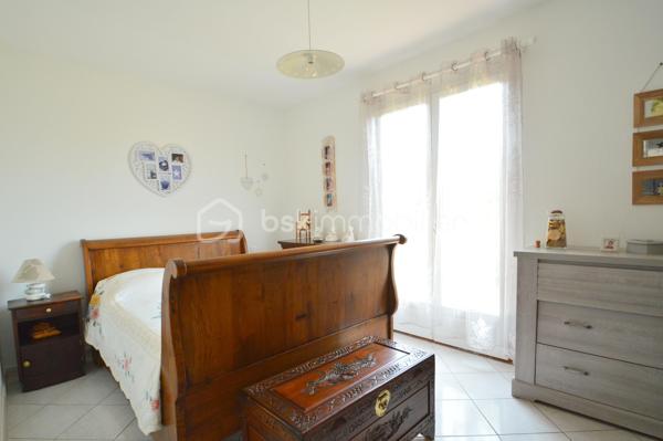 Villa T5 avec jardin et garage Saint-Laurent-de-la-Salanque – Dans un quartier résidentiel calme, découvrez cette agréable villa 4 faces de 128 m², édifiée sur un terrain arboré de 615 m². Au rez-de-chaussée, une entrée spacieuse dessert un salon-séjour lumineux avec insert et une cuisine américaine semi-équipée. Deux chambres, une salle d'eau moderne avec double vasques et un WC indépendant complètent ce niveau. Une véranda de 22 m², ouverte sur une grande terrasse plein sud, offre un bel espace de vie supplémentaire. À l'étage, un appartement indépendant de type 2, accessible par l'intérieur et l'extérieur, permettra d'accueillir famille, amis ou de générer un revenu locatif. Côté prestations : climatisation réversible, double vitrage, garage de 30 m², portails électriques, carport pour camping-car, forage et abri de jardin. Une seconde véranda abrite un jacuzzi, idéal pour les moments de détente. Une villa complète, bien entretenue et rare sur le secteur.