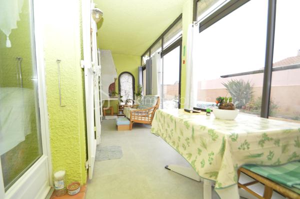 Villa T5 avec jardin et garage Saint-Laurent-de-la-Salanque – Dans un quartier résidentiel calme, découvrez cette agréable villa 4 faces de 128 m², édifiée sur un terrain arboré de 615 m². Au rez-de-chaussée, une entrée spacieuse dessert un salon-séjour lumineux avec insert et une cuisine américaine semi-équipée. Deux chambres, une salle d'eau moderne avec double vasques et un WC indépendant complètent ce niveau. Une véranda de 22 m², ouverte sur une grande terrasse plein sud, offre un bel espace de vie supplémentaire. À l'étage, un appartement indépendant de type 2, accessible par l'intérieur et l'extérieur, permettra d'accueillir famille, amis ou de générer un revenu locatif. Côté prestations : climatisation réversible, double vitrage, garage de 30 m², portails électriques, carport pour camping-car, forage et abri de jardin. Une seconde véranda abrite un jacuzzi, idéal pour les moments de détente. Une villa complète, bien entretenue et rare sur le secteur.