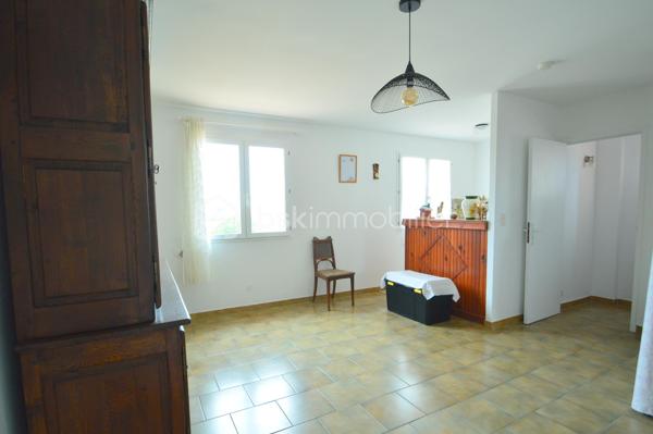 Villa T5 avec jardin et garage Saint-Laurent-de-la-Salanque – Dans un quartier résidentiel calme, découvrez cette agréable villa 4 faces de 128 m², édifiée sur un terrain arboré de 615 m². Au rez-de-chaussée, une entrée spacieuse dessert un salon-séjour lumineux avec insert et une cuisine américaine semi-équipée. Deux chambres, une salle d'eau moderne avec double vasques et un WC indépendant complètent ce niveau. Une véranda de 22 m², ouverte sur une grande terrasse plein sud, offre un bel espace de vie supplémentaire. À l'étage, un appartement indépendant de type 2, accessible par l'intérieur et l'extérieur, permettra d'accueillir famille, amis ou de générer un revenu locatif. Côté prestations : climatisation réversible, double vitrage, garage de 30 m², portails électriques, carport pour camping-car, forage et abri de jardin. Une seconde véranda abrite un jacuzzi, idéal pour les moments de détente. Une villa complète, bien entretenue et rare sur le secteur.