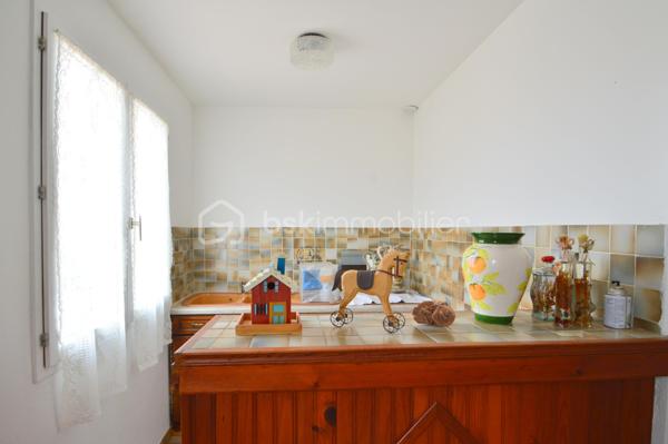 Villa T5 avec jardin et garage Saint-Laurent-de-la-Salanque – Dans un quartier résidentiel calme, découvrez cette agréable villa 4 faces de 128 m², édifiée sur un terrain arboré de 615 m². Au rez-de-chaussée, une entrée spacieuse dessert un salon-séjour lumineux avec insert et une cuisine américaine semi-équipée. Deux chambres, une salle d'eau moderne avec double vasques et un WC indépendant complètent ce niveau. Une véranda de 22 m², ouverte sur une grande terrasse plein sud, offre un bel espace de vie supplémentaire. À l'étage, un appartement indépendant de type 2, accessible par l'intérieur et l'extérieur, permettra d'accueillir famille, amis ou de générer un revenu locatif. Côté prestations : climatisation réversible, double vitrage, garage de 30 m², portails électriques, carport pour camping-car, forage et abri de jardin. Une seconde véranda abrite un jacuzzi, idéal pour les moments de détente. Une villa complète, bien entretenue et rare sur le secteur.