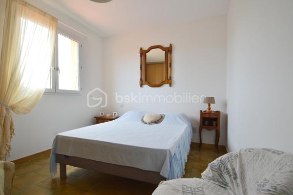 Villa T5 avec jardin et garage Saint-Laurent-de-la-Salanque – Dans un quartier résidentiel calme, découvrez cette agréable villa 4 faces de 128 m², édifiée sur un terrain arboré de 615 m². Au rez-de-chaussée, une entrée spacieuse dessert un salon-séjour lumineux avec insert et une cuisine américaine semi-équipée. Deux chambres, une salle d'eau moderne avec double vasques et un WC indépendant complètent ce niveau. Une véranda de 22 m², ouverte sur une grande terrasse plein sud, offre un bel espace de vie supplémentaire. À l'étage, un appartement indépendant de type 2, accessible par l'intérieur et l'extérieur, permettra d'accueillir famille, amis ou de générer un revenu locatif. Côté prestations : climatisation réversible, double vitrage, garage de 30 m², portails électriques, carport pour camping-car, forage et abri de jardin. Une seconde véranda abrite un jacuzzi, idéal pour les moments de détente. Une villa complète, bien entretenue et rare sur le secteur.
