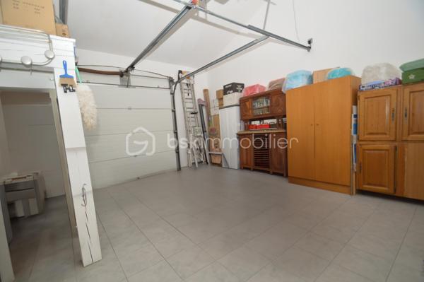 Villa T5 avec jardin et garage Saint-Laurent-de-la-Salanque – Dans un quartier résidentiel calme, découvrez cette agréable villa 4 faces de 128 m², édifiée sur un terrain arboré de 615 m². Au rez-de-chaussée, une entrée spacieuse dessert un salon-séjour lumineux avec insert et une cuisine américaine semi-équipée. Deux chambres, une salle d'eau moderne avec double vasques et un WC indépendant complètent ce niveau. Une véranda de 22 m², ouverte sur une grande terrasse plein sud, offre un bel espace de vie supplémentaire. À l'étage, un appartement indépendant de type 2, accessible par l'intérieur et l'extérieur, permettra d'accueillir famille, amis ou de générer un revenu locatif. Côté prestations : climatisation réversible, double vitrage, garage de 30 m², portails électriques, carport pour camping-car, forage et abri de jardin. Une seconde véranda abrite un jacuzzi, idéal pour les moments de détente. Une villa complète, bien entretenue et rare sur le secteur.