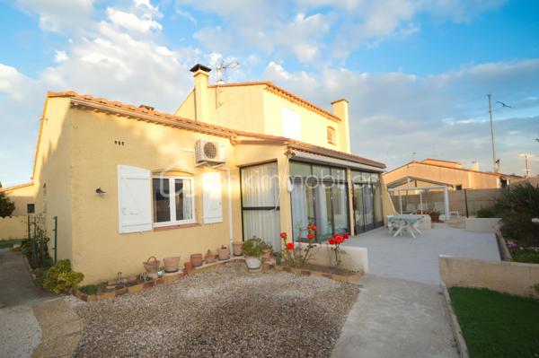 Villa T5 avec jardin et garage Saint-Laurent-de-la-Salanque – Dans un quartier résidentiel calme, découvrez cette agréable villa 4 faces de 128 m², édifiée sur un terrain arboré de 615 m². Au rez-de-chaussée, une entrée spacieuse dessert un salon-séjour lumineux avec insert et une cuisine américaine semi-équipée. Deux chambres, une salle d'eau moderne avec double vasques et un WC indépendant complètent ce niveau. Une véranda de 22 m², ouverte sur une grande terrasse plein sud, offre un bel espace de vie supplémentaire. À l'étage, un appartement indépendant de type 2, accessible par l'intérieur et l'extérieur, permettra d'accueillir famille, amis ou de générer un revenu locatif. Côté prestations : climatisation réversible, double vitrage, garage de 30 m², portails électriques, carport pour camping-car, forage et abri de jardin. Une seconde véranda abrite un jacuzzi, idéal pour les moments de détente. Une villa complète, bien entretenue et rare sur le secteur.