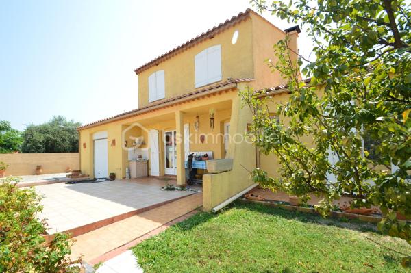 Villa T5 avec jardin et garage Saint-Laurent-de-la-Salanque – Dans un quartier résidentiel calme, découvrez cette agréable villa 4 faces de 128 m², édifiée sur un terrain arboré de 615 m². Au rez-de-chaussée, une entrée spacieuse dessert un salon-séjour lumineux avec insert et une cuisine américaine semi-équipée. Deux chambres, une salle d'eau moderne avec double vasques et un WC indépendant complètent ce niveau. Une véranda de 22 m², ouverte sur une grande terrasse plein sud, offre un bel espace de vie supplémentaire. À l'étage, un appartement indépendant de type 2, accessible par l'intérieur et l'extérieur, permettra d'accueillir famille, amis ou de générer un revenu locatif. Côté prestations : climatisation réversible, double vitrage, garage de 30 m², portails électriques, carport pour camping-car, forage et abri de jardin. Une seconde véranda abrite un jacuzzi, idéal pour les moments de détente. Une villa complète, bien entretenue et rare sur le secteur.