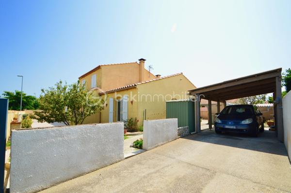 Villa T5 avec jardin et garage Saint-Laurent-de-la-Salanque – Dans un quartier résidentiel calme, découvrez cette agréable villa 4 faces de 128 m², édifiée sur un terrain arboré de 615 m². Au rez-de-chaussée, une entrée spacieuse dessert un salon-séjour lumineux avec insert et une cuisine américaine semi-équipée. Deux chambres, une salle d'eau moderne avec double vasques et un WC indépendant complètent ce niveau. Une véranda de 22 m², ouverte sur une grande terrasse plein sud, offre un bel espace de vie supplémentaire. À l'étage, un appartement indépendant de type 2, accessible par l'intérieur et l'extérieur, permettra d'accueillir famille, amis ou de générer un revenu locatif. Côté prestations : climatisation réversible, double vitrage, garage de 30 m², portails électriques, carport pour camping-car, forage et abri de jardin. Une seconde véranda abrite un jacuzzi, idéal pour les moments de détente. Une villa complète, bien entretenue et rare sur le secteur.