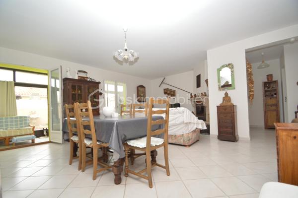 Villa T5 avec jardin et garage Saint-Laurent-de-la-Salanque – Dans un quartier résidentiel calme, découvrez cette agréable villa 4 faces de 128 m², édifiée sur un terrain arboré de 615 m². Au rez-de-chaussée, une entrée spacieuse dessert un salon-séjour lumineux avec insert et une cuisine américaine semi-équipée. Deux chambres, une salle d'eau moderne avec double vasques et un WC indépendant complètent ce niveau. Une véranda de 22 m², ouverte sur une grande terrasse plein sud, offre un bel espace de vie supplémentaire. À l'étage, un appartement indépendant de type 2, accessible par l'intérieur et l'extérieur, permettra d'accueillir famille, amis ou de générer un revenu locatif. Côté prestations : climatisation réversible, double vitrage, garage de 30 m², portails électriques, carport pour camping-car, forage et abri de jardin. Une seconde véranda abrite un jacuzzi, idéal pour les moments de détente. Une villa complète, bien entretenue et rare sur le secteur.